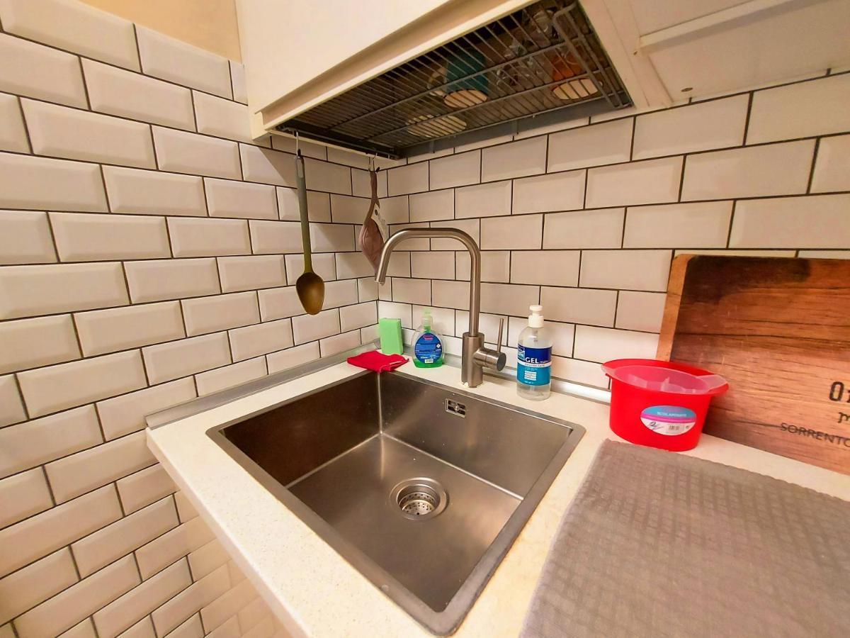 Free Breakfast - Big In The Heart Of Apartamento *